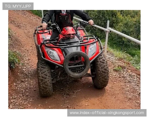 自行车越野赛泥地段上演惊险救车
