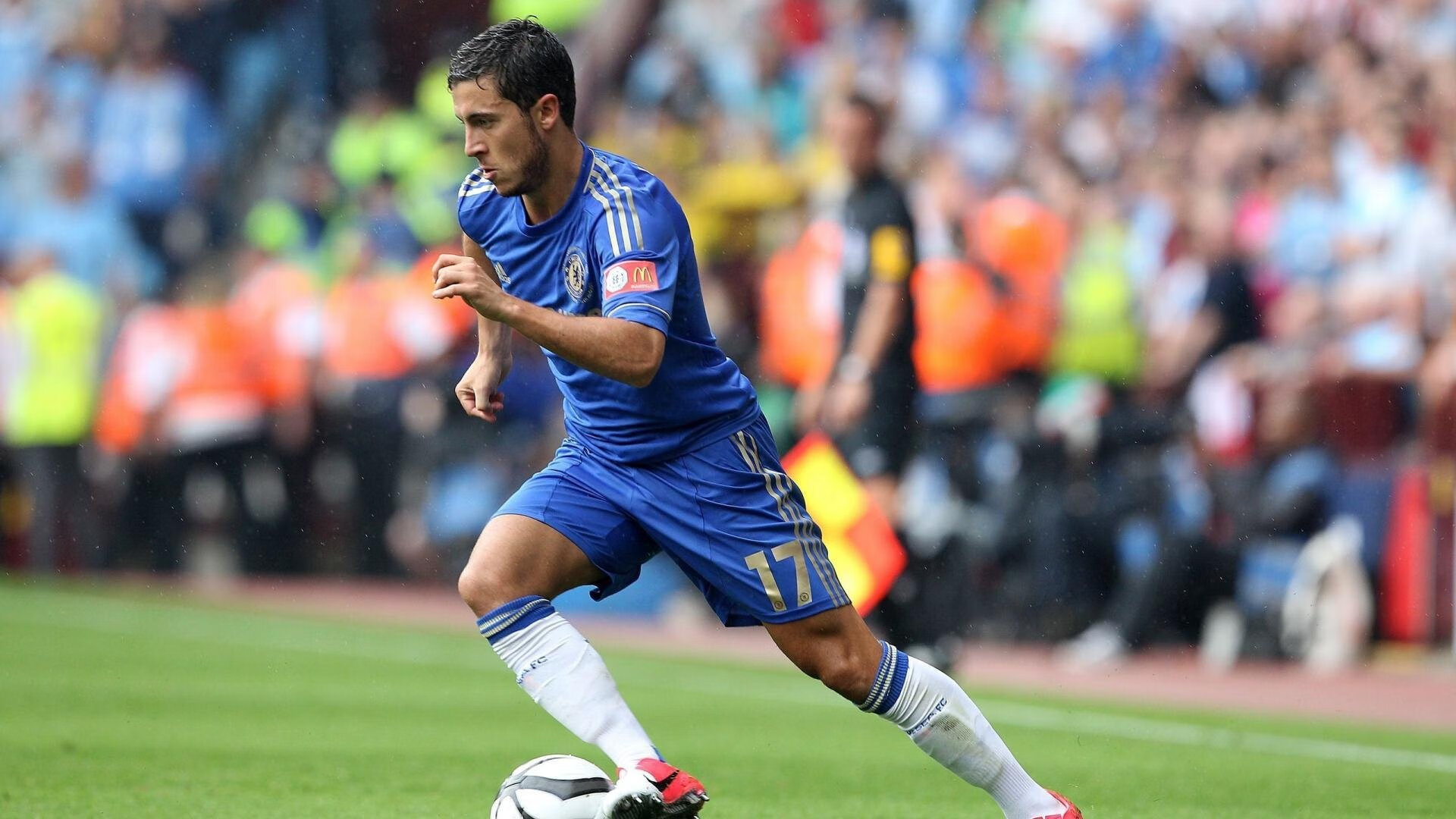 社区“小黄帽安全骑行日” 儿童佩戴头盔统一上路训练